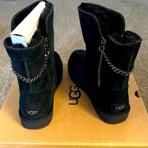 Brand new UGG classic short sparkle zip boot 🤩